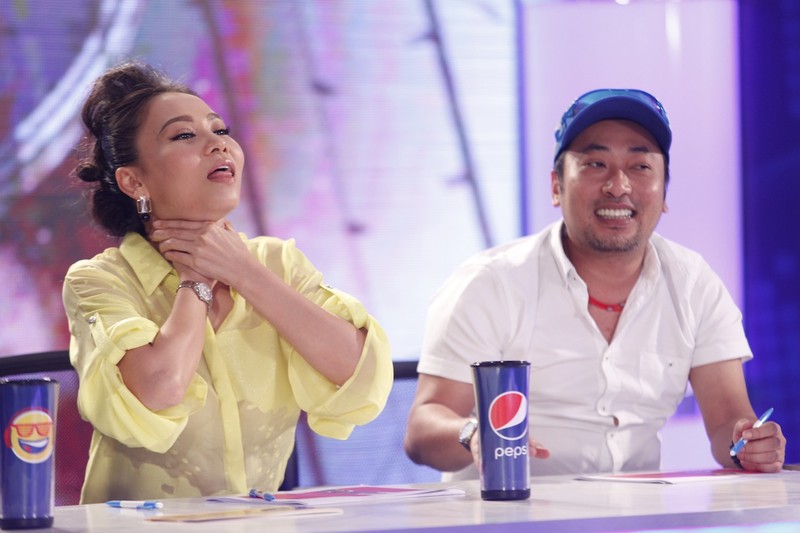 Bieu cam dang yeu cua Thu Minh tren ghe nong Vietnam Idol-Hinh-4